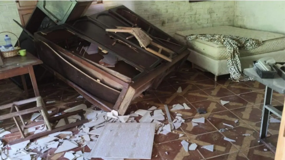 Imagens mostram a casa da vítima toda revirada (Foto: PM, Divulgação)
