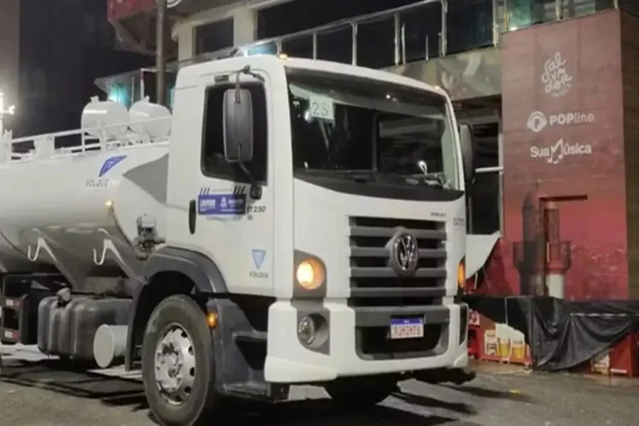 Jovem sobe em caminhão, escorrega e morre atropelada no Carnaval em Salvador