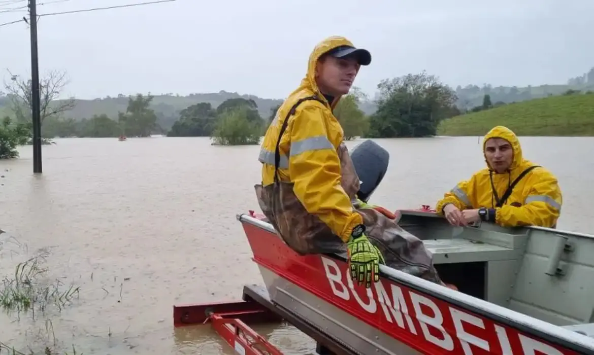 Ciclone extratropical se intensifica e provoca temporais em Santa Catarina