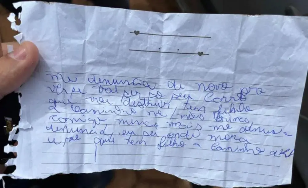 Mulher quebra carro de vizinho, ameaça bebê e deixa bilhete enigmático