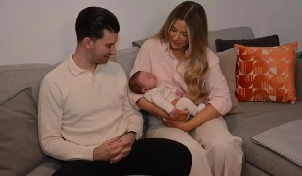 Grace Bell com o bebê após transplante de útero em Londres. Foto: Hospital Queen Charlotte's and Chelsea.