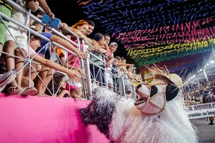 Arquibancada montada para o Carnaval Tradição cedeu durante a terceira noite de desfiles; ninguém ficou ferido. Foto: Reprodução.
