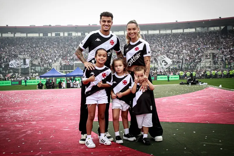 Philippe Coutinho foi recebido por torcedores com festa em São Januário (Foto: Matheus Lima/Vasco da Gama/Divulgação)
