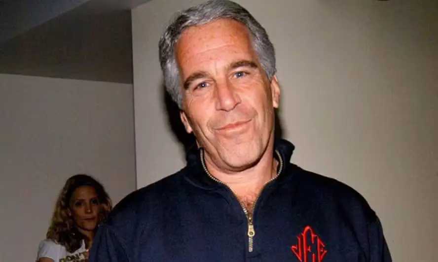 Vídeo inédito mostra Jeffrey Epstein ironizando crimes