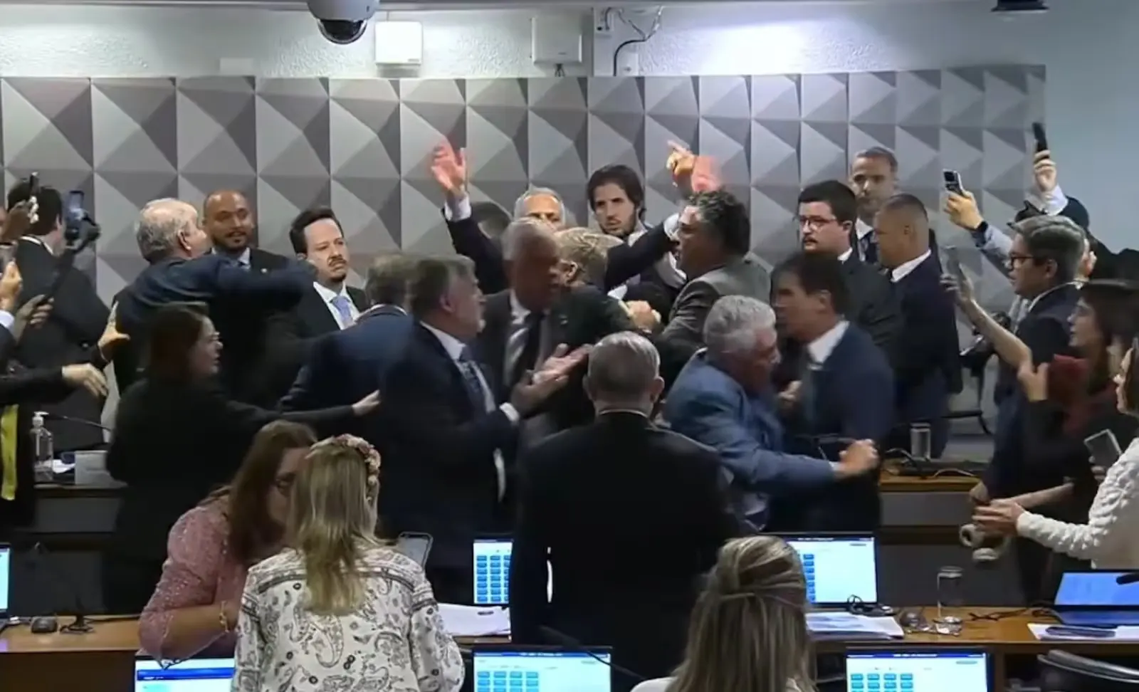 Base governista reage e tenta barrar quebra de sigilo de Lulinha no Congresso