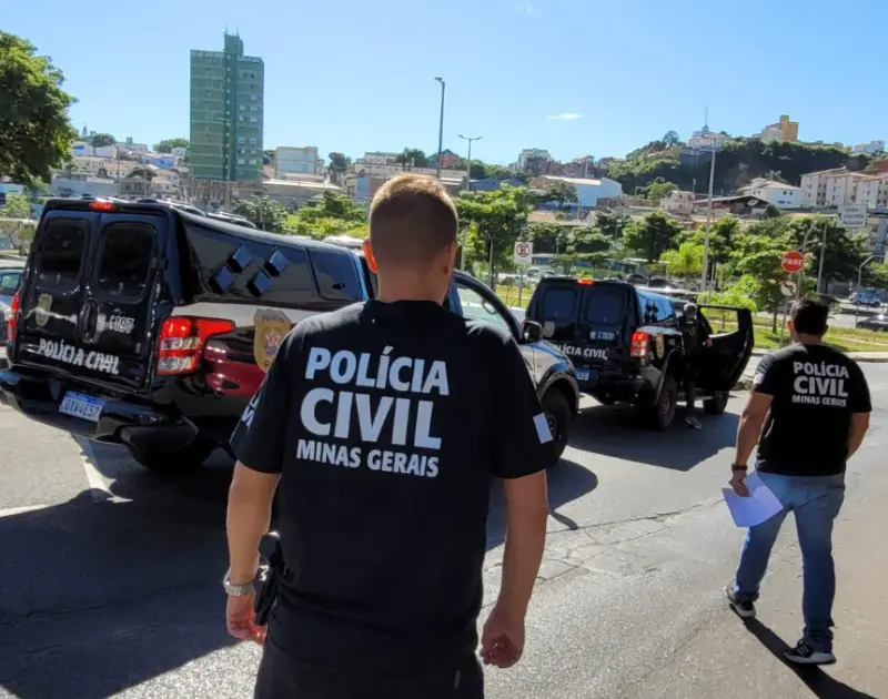 Mulher é presa após torturar companheiro com chapinha de cabelo