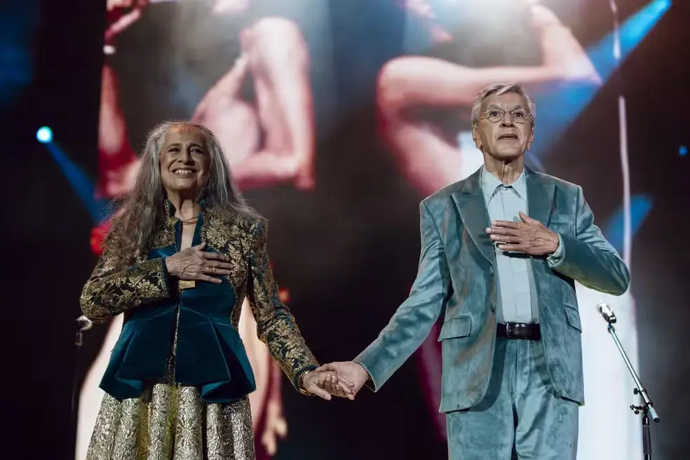 Maria Bethânia e Caetano Veloso em show da turnê 
