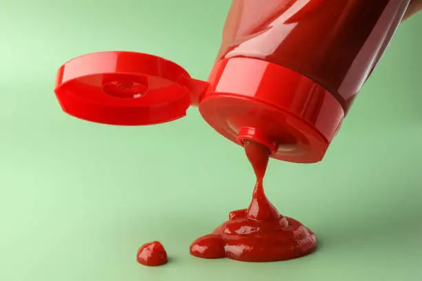 Homem ameaça ex-mulher e simula esfaqueamento da filha com ketchup