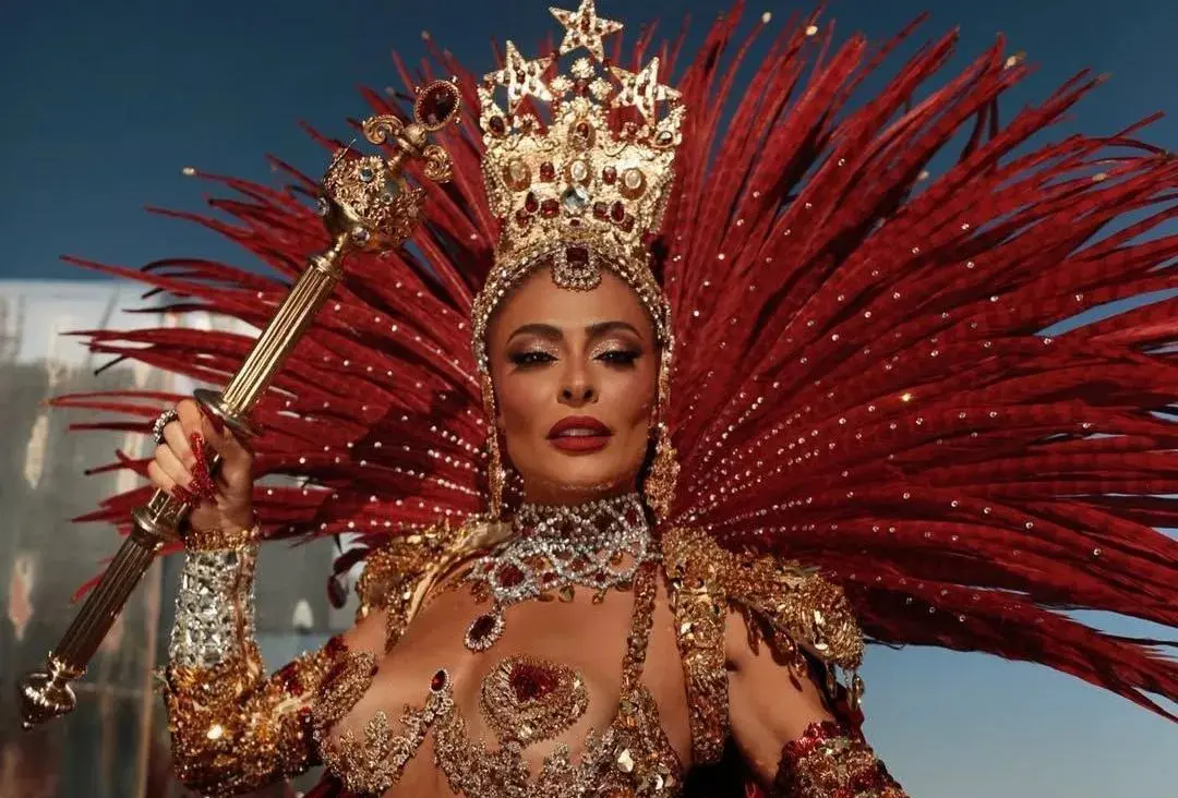 Juliana Paes chorou ao ver a Viradouro ser confirmada como campeã do Carnaval 2026. Foto: Divulgação / Redes sociais.