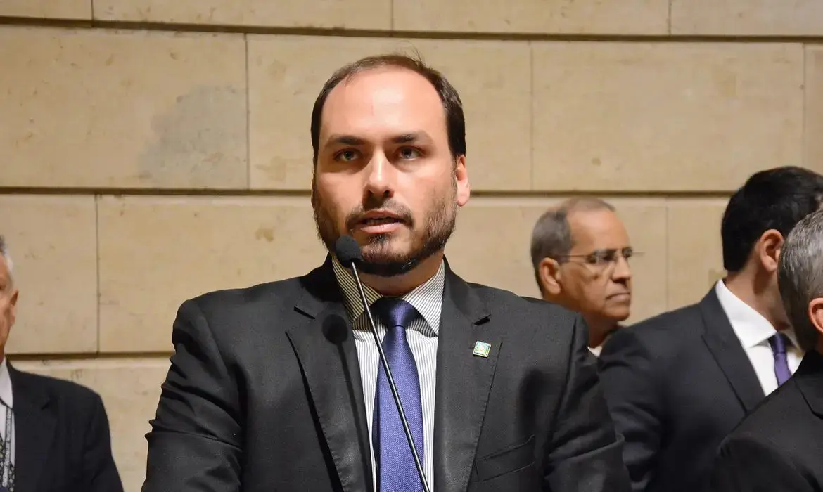 Carlos Bolsonaro acusa 