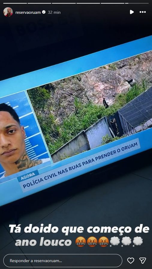 Oruam posta foto assistindo reportagem sobre seu pedido de prisão (Foto: Reprodução / Redes Sociais)