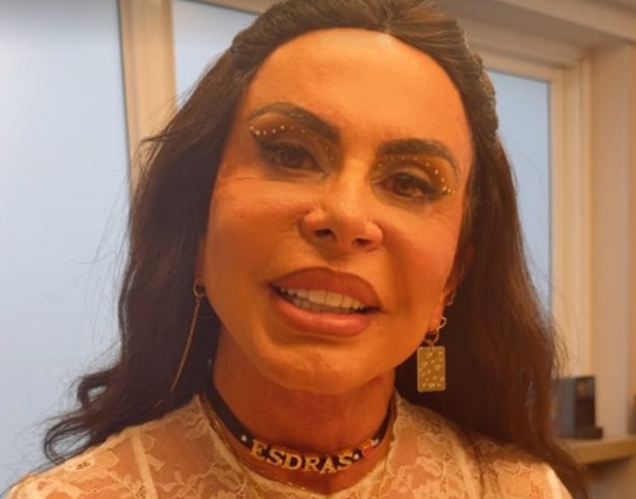 Gretchen usando gargantilha com o nome Esdras (Foto: Reprodução / Redes Sociais)
