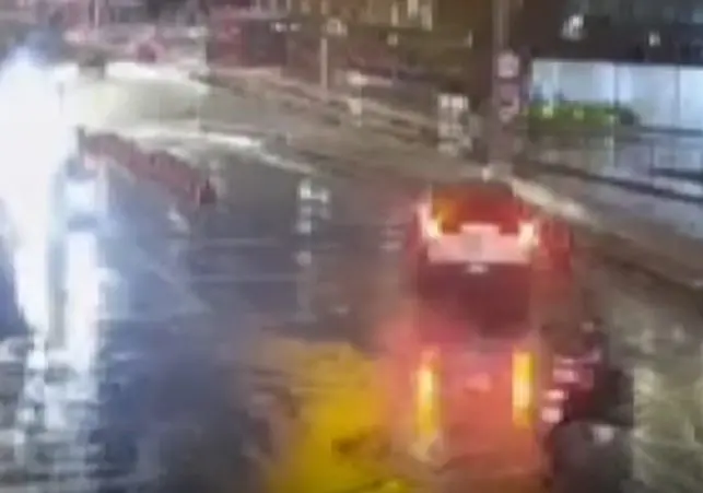 Motociclista morre atingido por Cybertruck (Foto: Reprodução)
