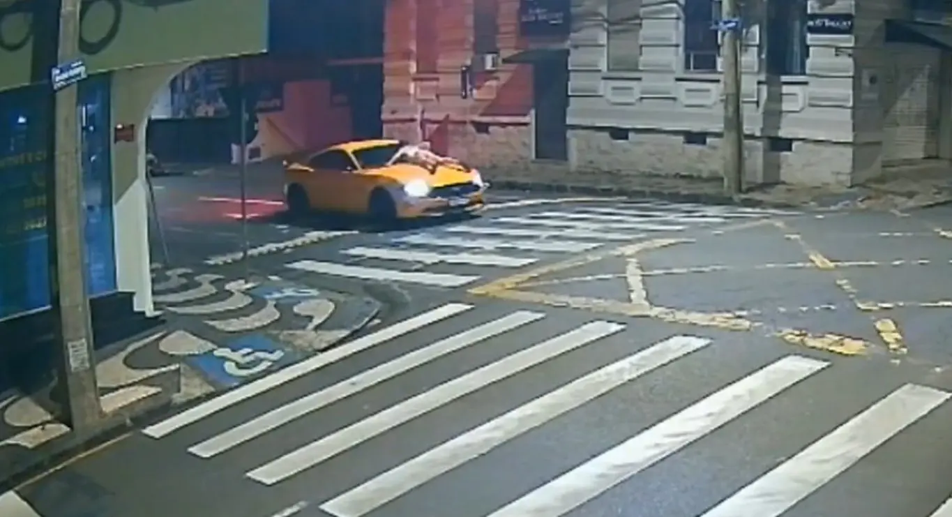 Homem carregou mulher no capô do veículo (Foto: Reprodução)