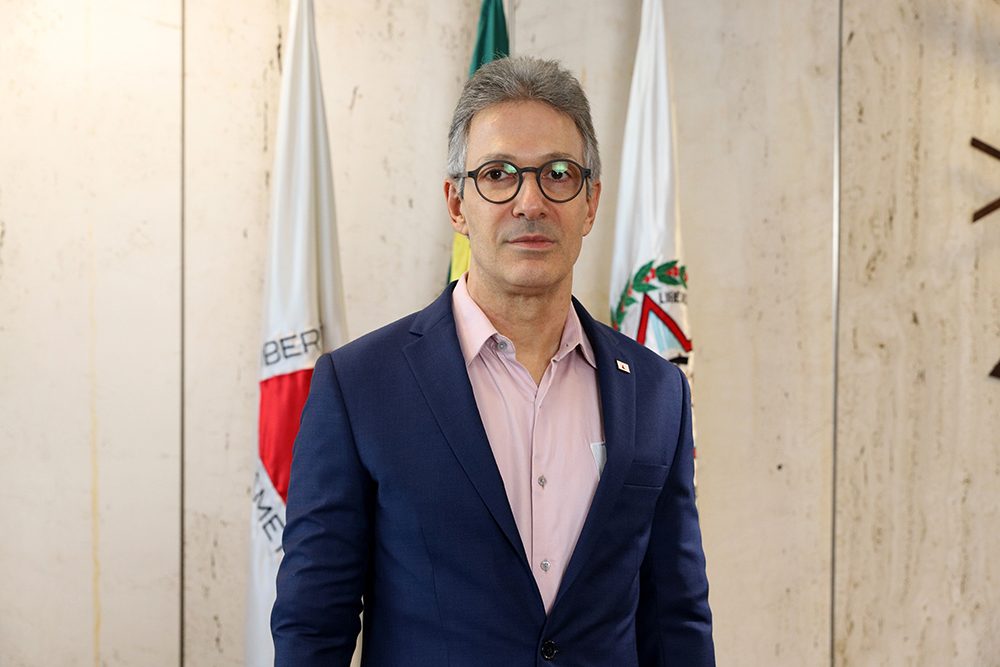Zema apresenta notícia-crime contra escola de samba (Foto: Gil Leonardi / Imprensa MG)