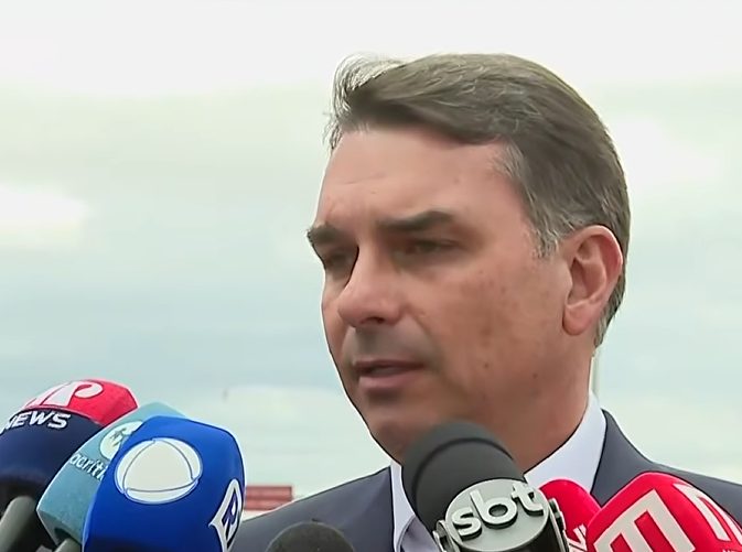 Flávio visitou Bolsonaro na Papudinha (Foto: Reprodução / CNN)