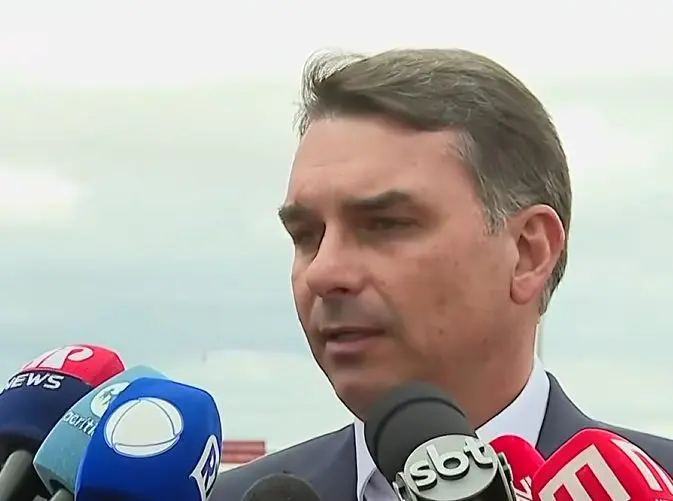 Flávio visitou Bolsonaro na Papudinha (Foto: Reprodução / CNN)