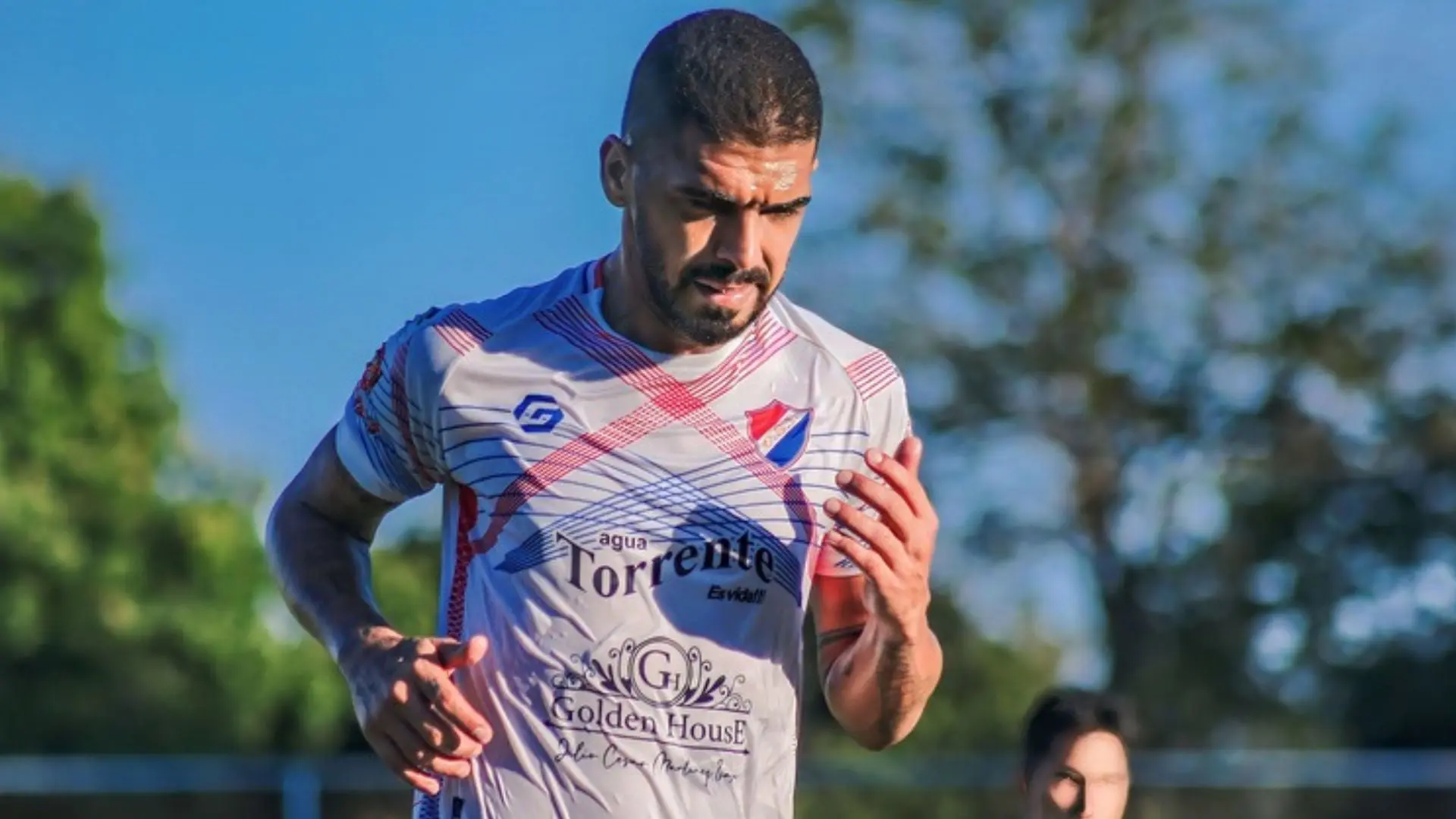 Jogador de futebol que pausou a carreira por lesão é morto a tiros ao lado de companheira (Foto: Redes Sociais)