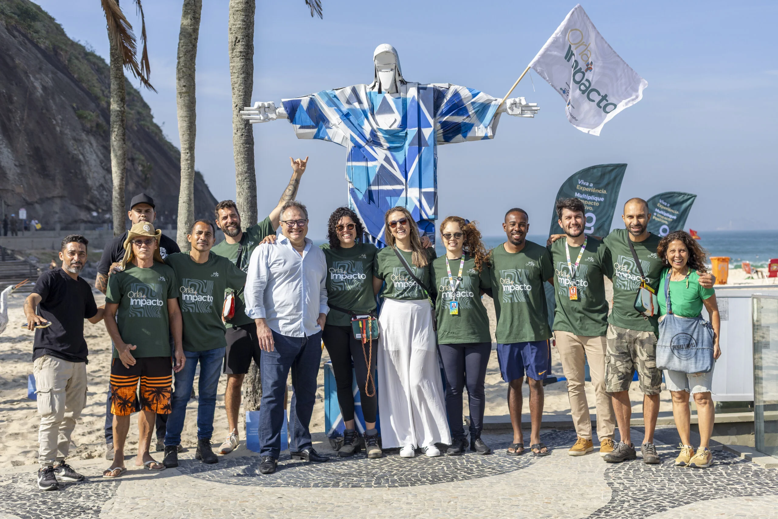 Limpeza de praia se transforma em experiência de Carnaval no Rio