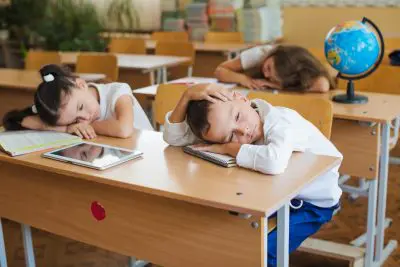 Volta às aulas: como ajustar o sono da criançada após as férias?