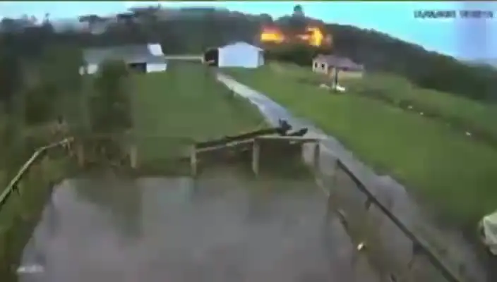 Momento em que raio atinge propriedade rural foi flagrado por câmeras durante temporal. Foto: Reprodução.