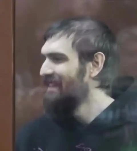 Artmy Ostanin foi condenado na Rússia após apresentação com piadas consideradas ofensivas a um veterano de guerra e à religião cristã. Foto: Reprodução.