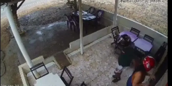 Imagens de segurança registraram o momento em que suspeito armado leva a dona do comércio. Foto: Reprodução.