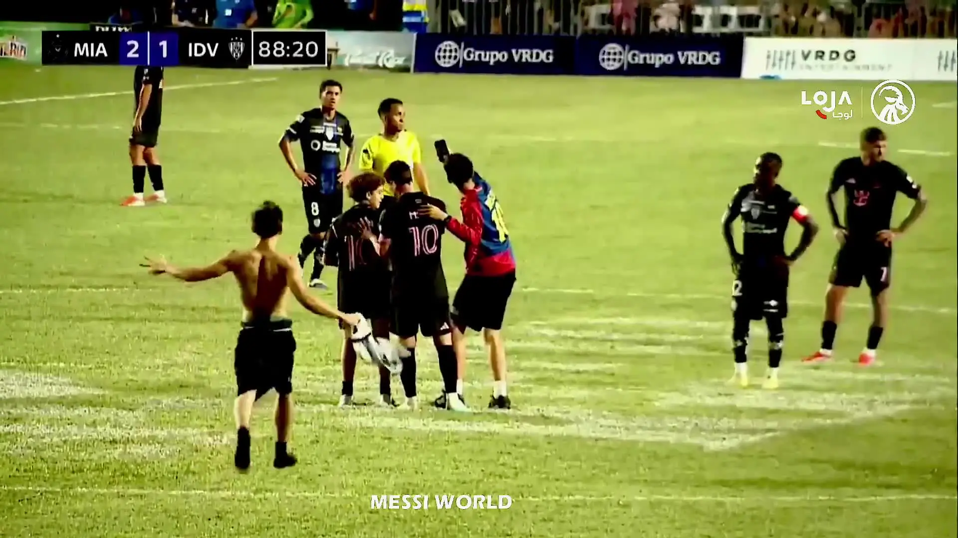 Lionel Messi é derrubado após torcedores invadirem o gramado durante amistoso do Inter Miami em Porto Rico. Foto: Reprodução.