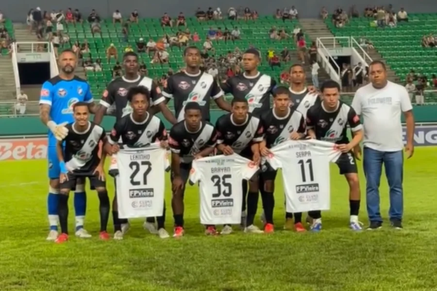 Homenagem dos jogadores do Vasco a jogadores. Reprodução/ Instagram – @advascoacre