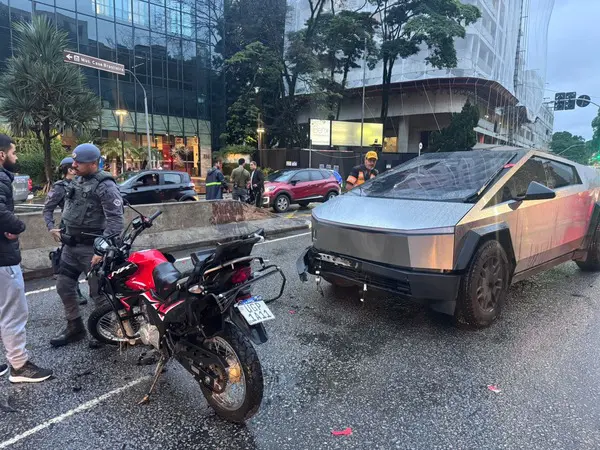 Vídeo mostra momento em que Tesla de influenciador bate em moto; motociclista morreu