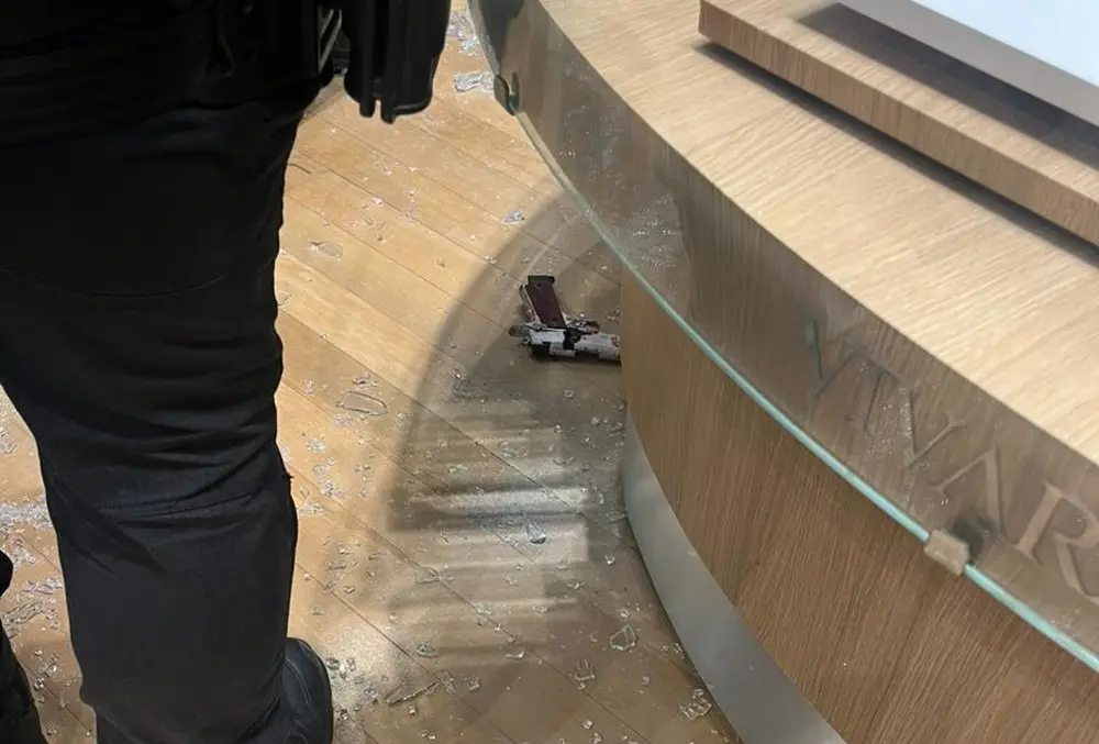 Veja novas imagens do momento em que homem armado invade shopping e mata ex-namorada em joalheria