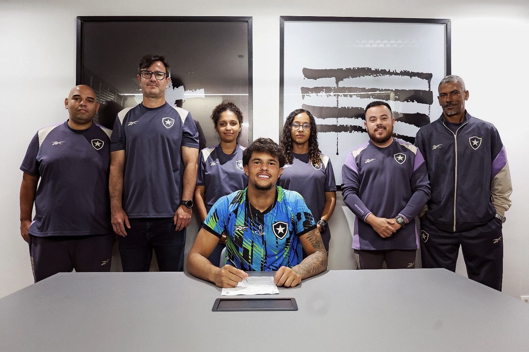 Bruninho Samudio assina contrato profissional com o Botafogo