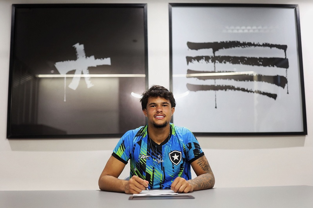Bruninho Samudio assina contrato profissional com o Botafogo