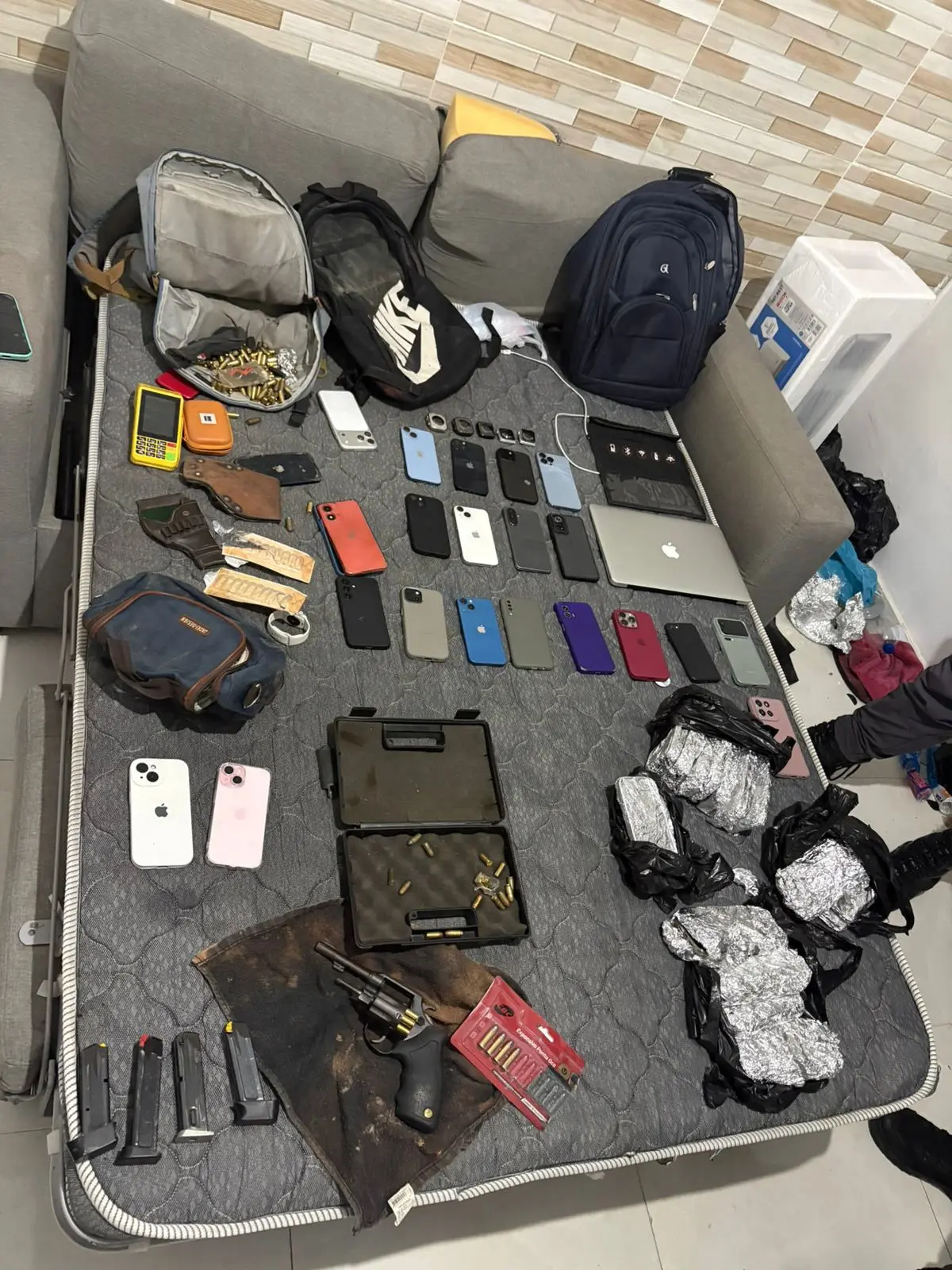 Polícia encontra ‘casa cofre’ que pertence a quadrilha de roubo e furto de celulares. Foto: Polícia Militar
