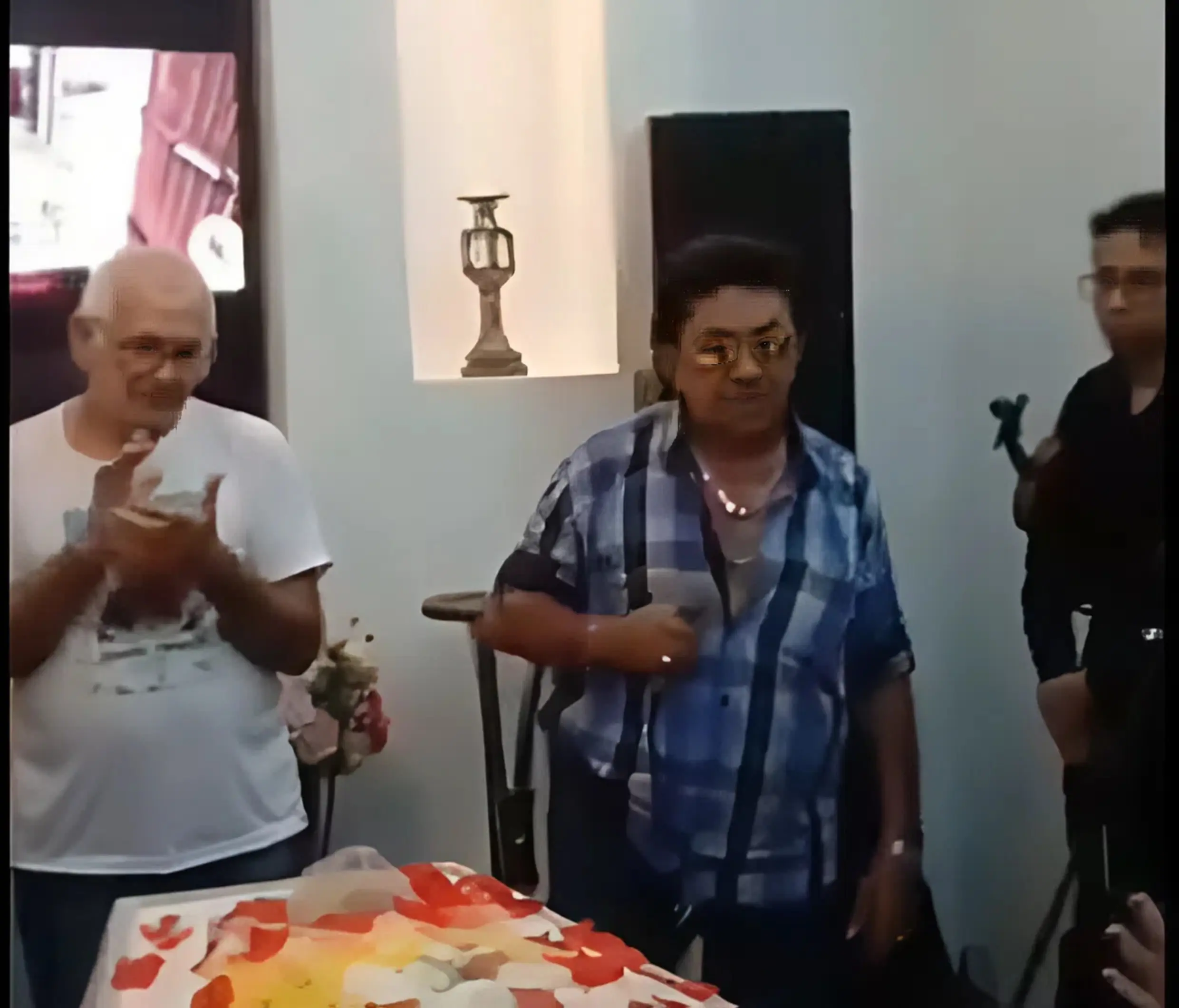 Cantor faz show em velório de fã e vídeo viraliza; assista
