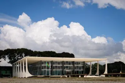 Advogado pede R$ 12 bilhões ao STF e alega clonagem de DNA