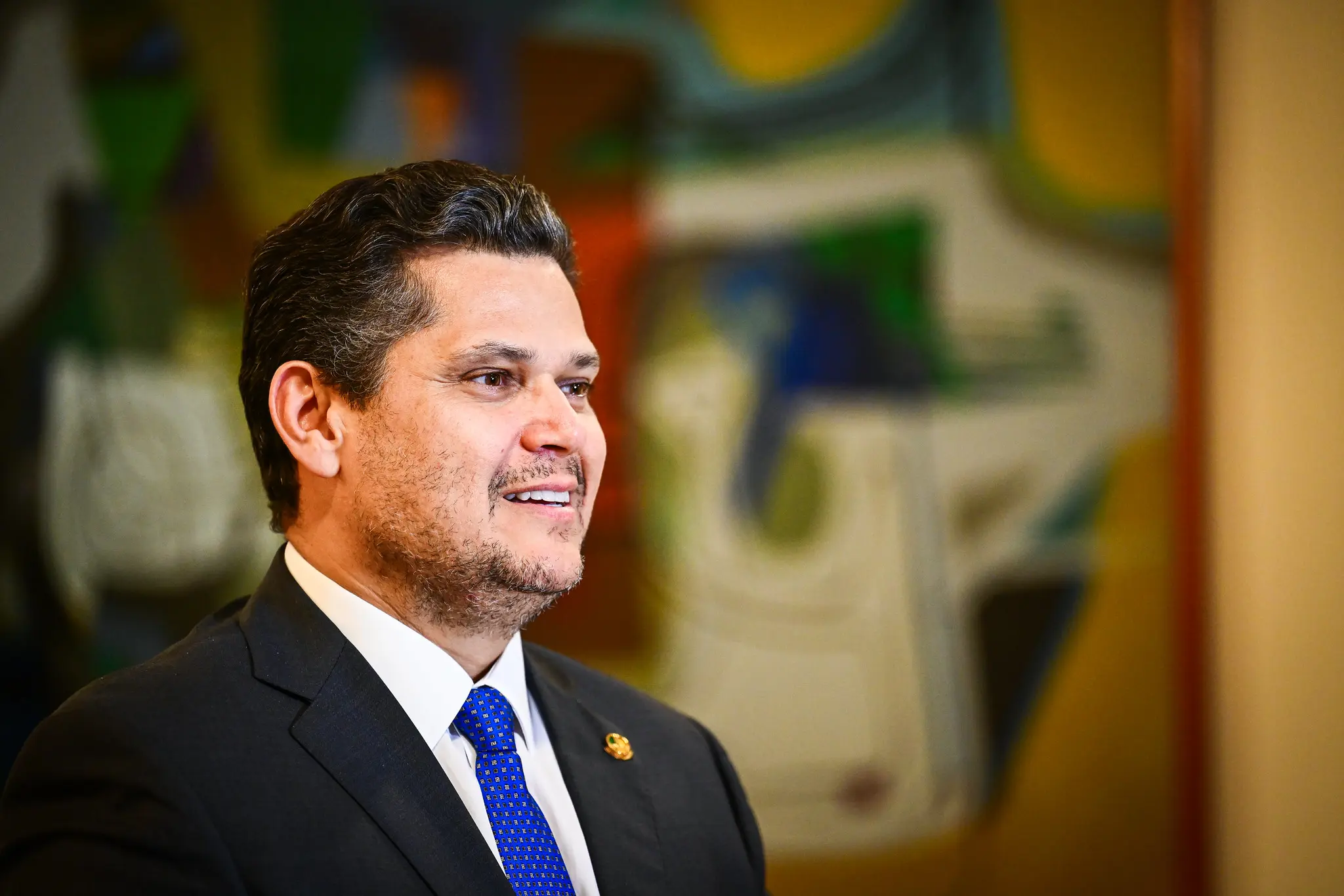 Davi Alcolumbre analisa votação (Foto: Pedro Gontijo / Presidência Senado)