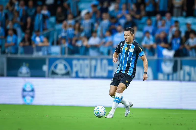 Imagens fortes: jogador do Grêmio sofre fratura grave durante jogo (Foto: Divulgação/Grêmio)