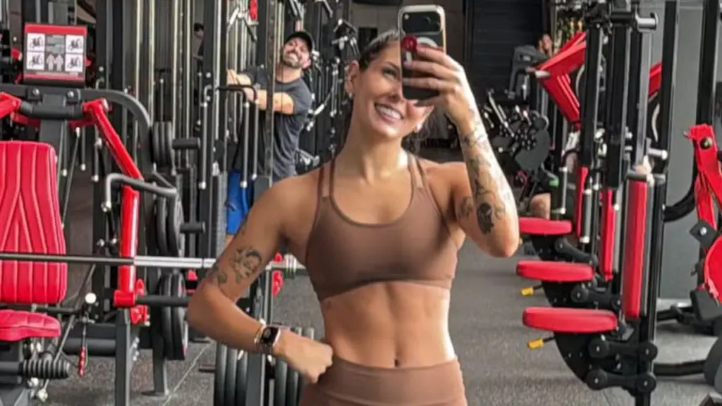 Ana Castela na academia