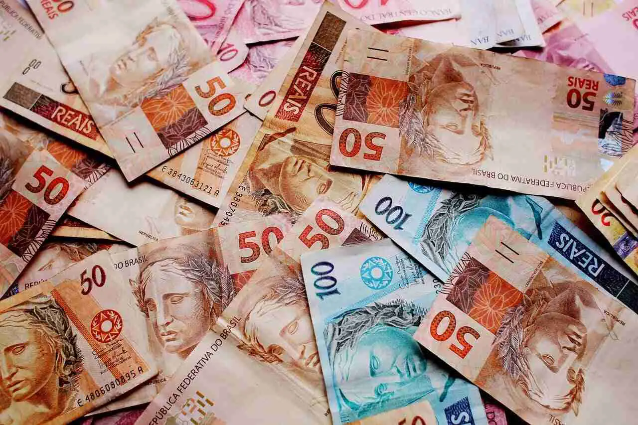 Sonhar com dinheiro: o que isso pode indicar para sua vida financeira