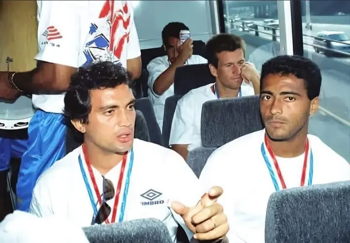 Tetracampeão da Copa do Mundo pela seleção brinca com Romário: 'Se não saísse da frente, estaria morto' (Foto: Reprodução)