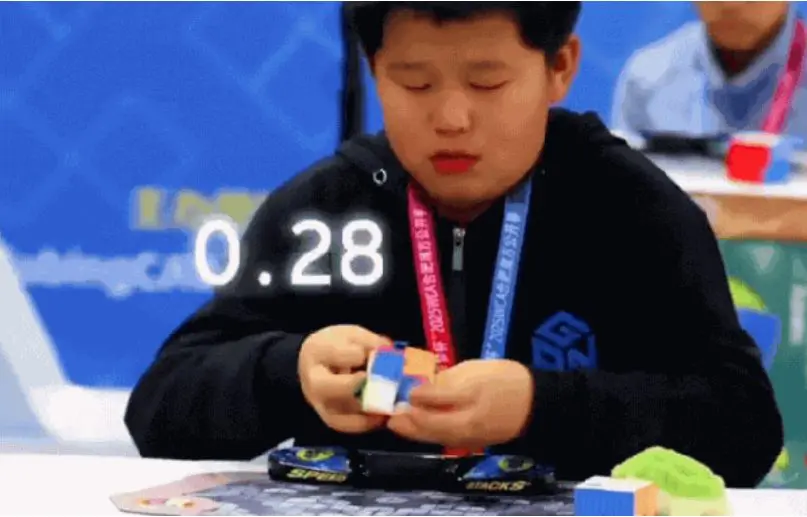 Menino de 9 anos quebra recorde mundial e resolve cubo mágico em um segundo; vídeo