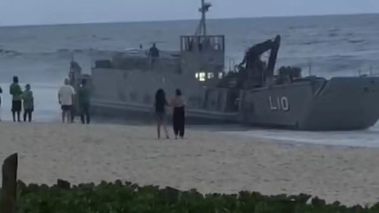Embarcação da Marinha (Foto: reprodução do leitor)