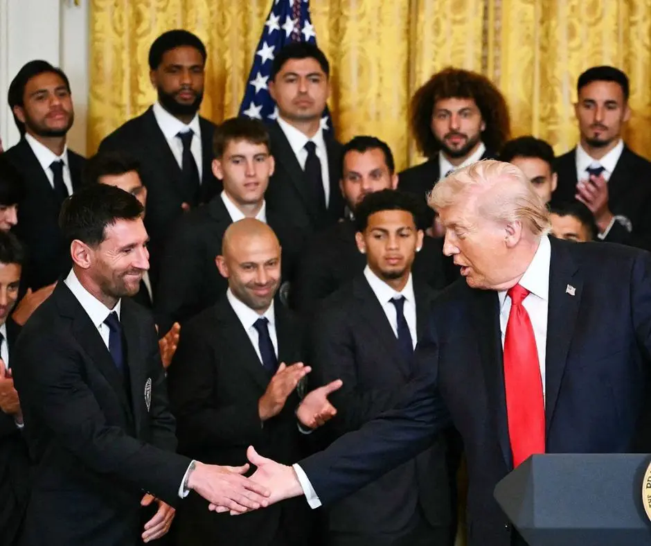 Lionel Messi e jogadores do Inter Miami CF durante visita à Casa Branca para encontro com o presidente dos EUA, Donald Trump. Imagens repercutiram nas redes sociais. Foto: Divulgação.