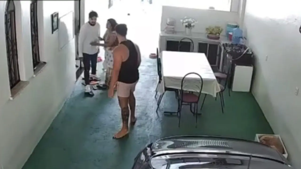 Câmeras flagra advogado pulando casa das clientes (Foto: Reprodução)
