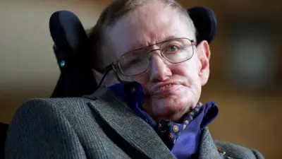 Mulheres de biquíni em foto de Stephen Hawking nos arquivos de Epstein são identificadas