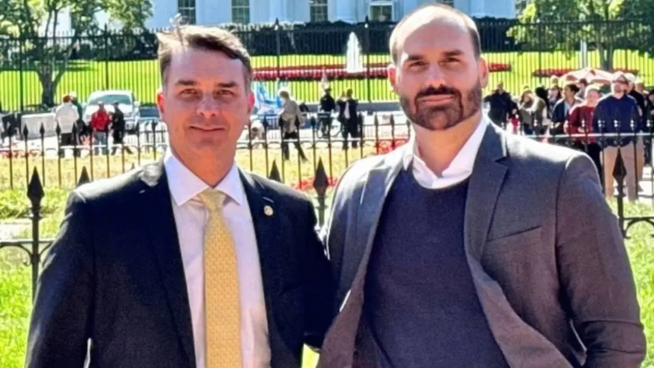 Flávio e Eduardo Bolsonaro (Reprodução/Redes Sociais)