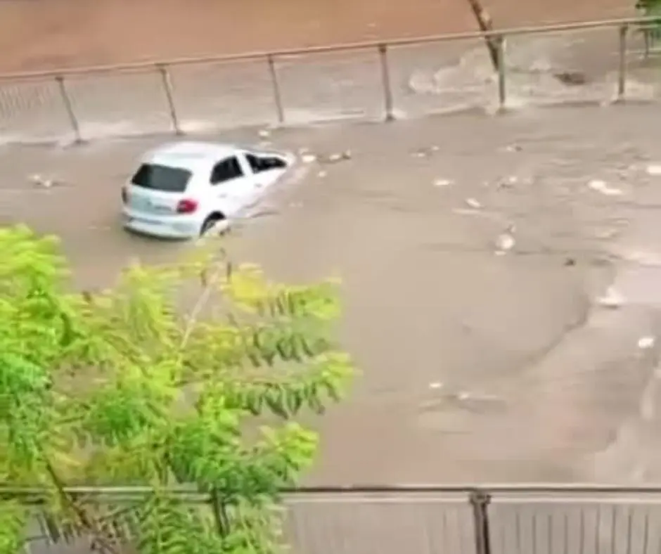Carro é arrastado pela correnteza no Córrego Pirajussara após forte chuva atingir a Grande São Paulo. Foto: Reprodução.