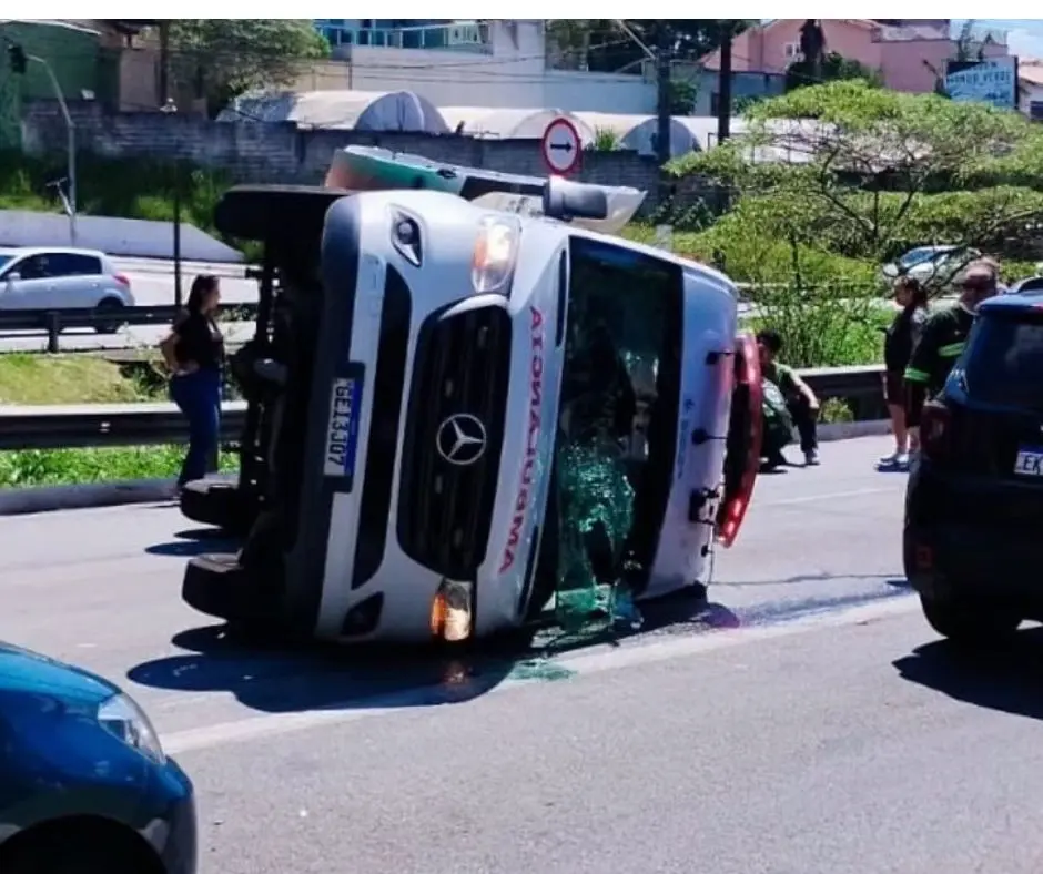 Acidente envolvendo ambulância deixou cinco pessoas feridas e mobilizou o Helicóptero Águia em São Bernardo. Foto: Reprodução.