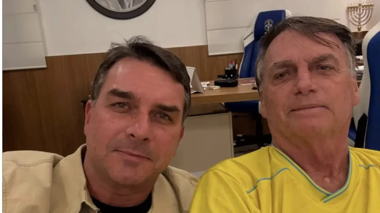 Flávio e Jair Bolsonaro (Foto: Reprodução)